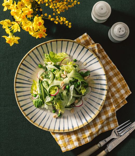 Лёгкий салат с горошком, огурцом, редисом и мятой